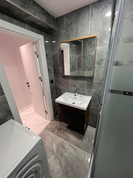Zeytinburnu Merkezi Konumda, Sifir Daire & Esyalar Apartamento Istambul Exterior foto