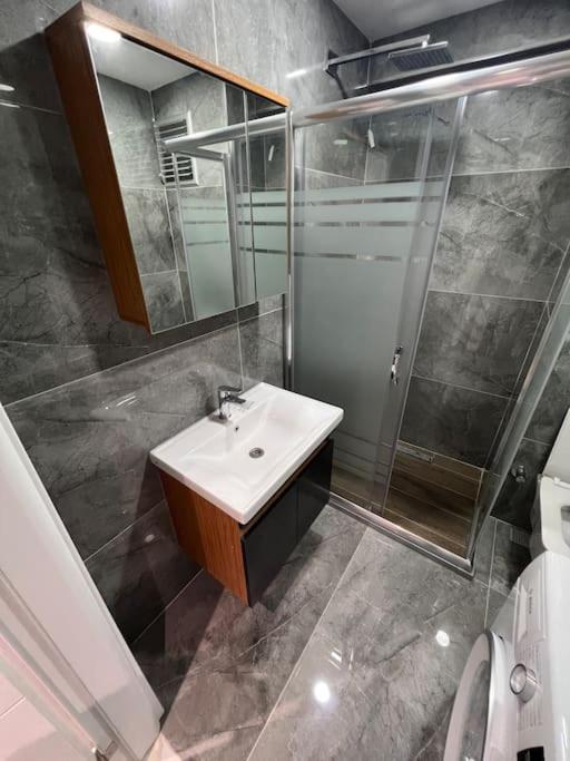 Zeytinburnu Merkezi Konumda, Sifir Daire & Esyalar Apartamento Istambul Exterior foto